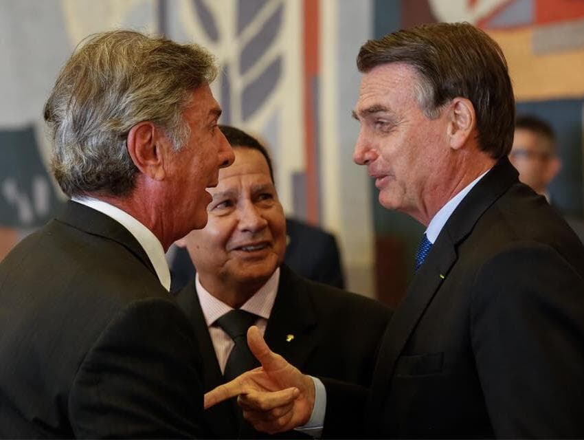 Collor troca afagos com Bolsonaro e se filia ao seu oitavo partido