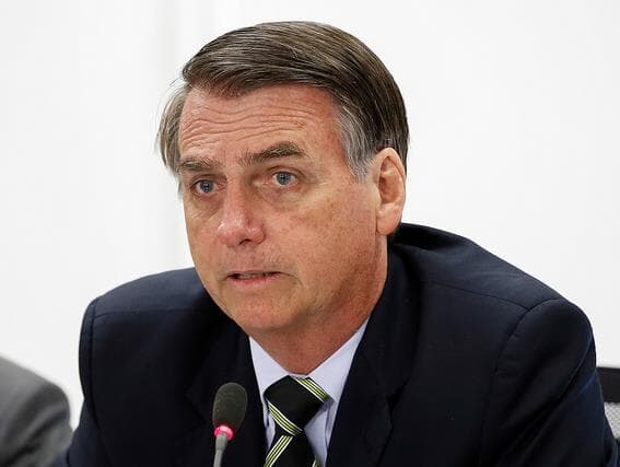 Bolsonaro assina decreto que facilita posse de arma: "Para que o cidadão tenha paz em casa"