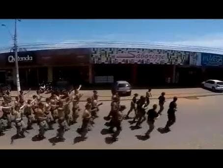 Em treinamento de rua, policiais militares fazem campanha ilegal para Bolsonaro. Veja o vídeo