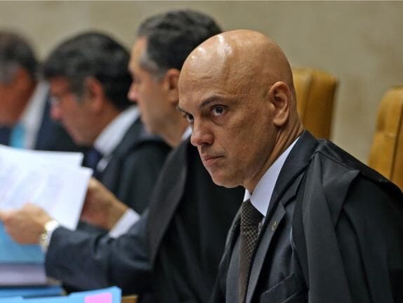 Alexandre de Moraes quer investigação de Eduardo Bolsonaro por ameaça ao STF