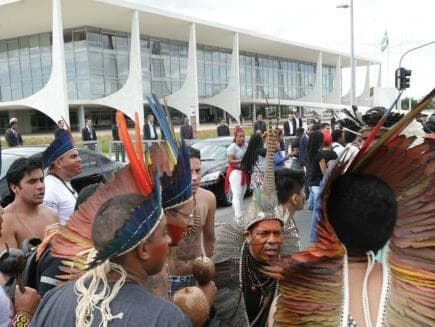 Índios e quilombolas protestam contra cortes do governo em bolsas universitárias