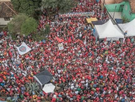 Apoiadores de Lula marcam Dia do Trabalhador com protestos contra reformas de Temer. Veja imagens