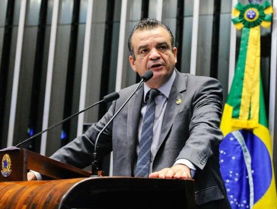 Senador do Maranhão usa dinheiro público para pagar refeições do réveillon no Ceará