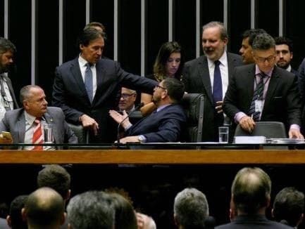 Vice da Câmara impede aos gritos que presidente do Senado realize sessão do Congresso