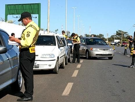 Contran determina a identificação de agente de trânsito que aplicou multa