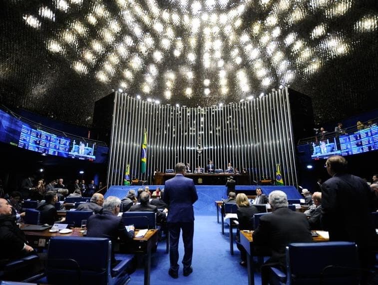 Senado cria limite para partidos com poucos votos já em 2018 e fim das coligações em 2020