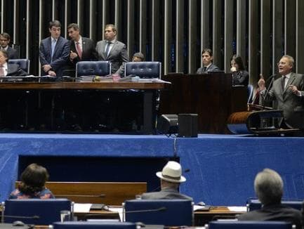 Senado volta a adiar decisão sobre afastamento de Aécio, que continua em reclusão domiciliar