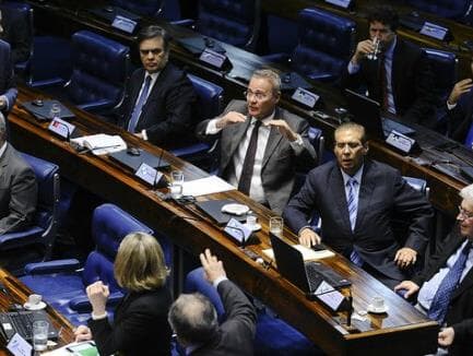 Senadores se dividem em plenário sobre afastamento de Aécio pelo STF