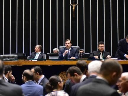 Deputados retomam votação de Refis que permite a corruptos parcelar dinheiro desviado