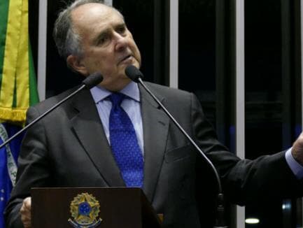 Imitação de Cristovam pede intervenção militar, tem apoio na rede e senador reclama: "Estupro moral"