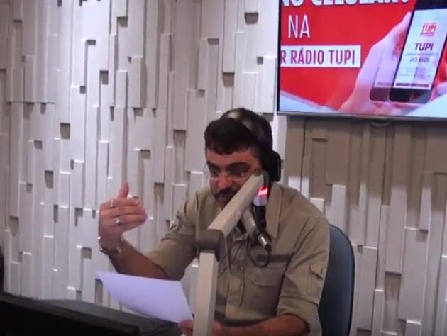 "Falei mentira?", questiona radialista que atribuiu a problema de voz sumiço de Garotinho após prisão