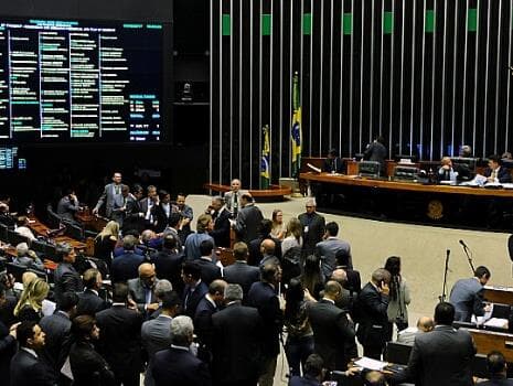 Deputados divergem sobre barreira para reduzir número de partidos