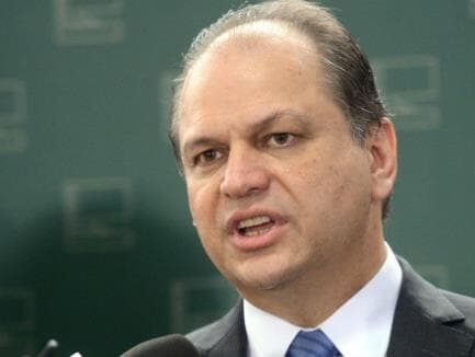 Ministro da Saúde negociou cargo em troca de mesada, aponta jornal