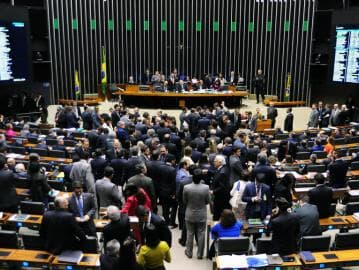 Deputados aprovam projeto que torna crime hediondo porte de arma de uso restrito