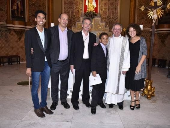 Papa Francisco chama de família e parabeniza casal gay que batizou filhos na Igreja Católica