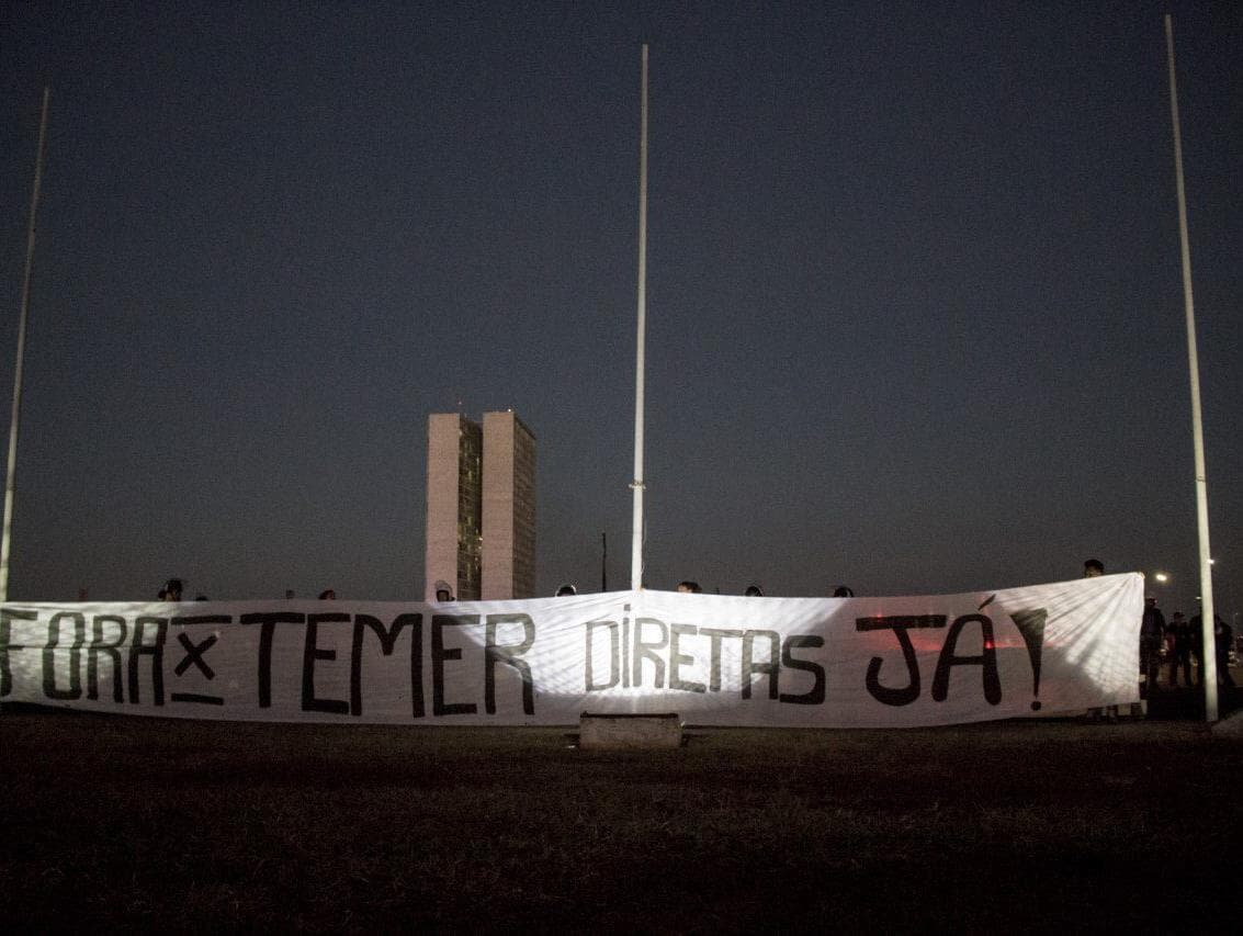 Manifestantes acompanham votação de denúncia contra Temer a 300 metros do Congresso