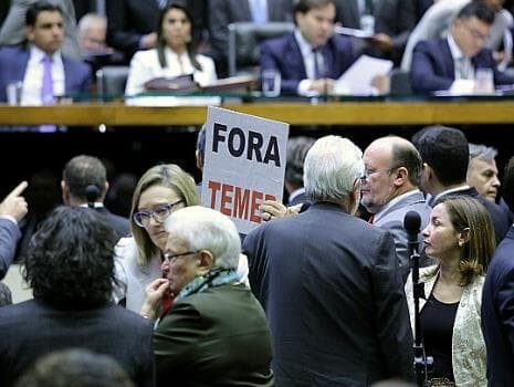 Oposição manobra e zera painel de votação na Câmara; meta é transmissão em horário nobre