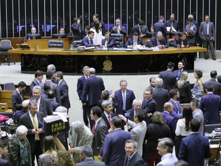 Câmara atinge quórum e passa à fase de votação sobre investigação de Temer; oposição resiste