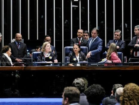 Após horas de ocupação da Mesa, veja ao vivo a votação final da reforma trabalhista no Senado