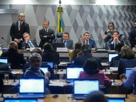 Reforma trabalhista passa pela última comissão do Senado e segue para votação em plenário