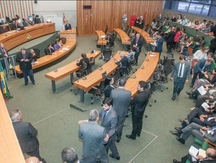 Com metade dos deputados réus, Câmara do DF quer moralizar: proíbe "roupa muito curta" na Casa