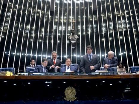 Senado aprova fim do foro privilegiado e proposta segue para a Câmara