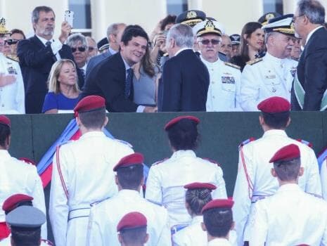 Moro recebe medalha do Exército em cerimônia com Temer, citado na Lava Jato