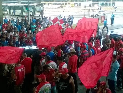 Manifestantes ocupam rodoviária de Brasília contra terceirização