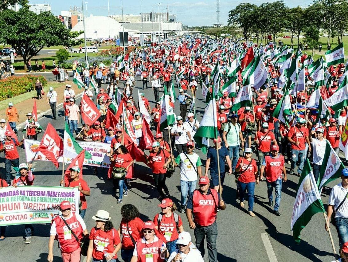 Parlamentares se juntam a manifestantes na Esplanada