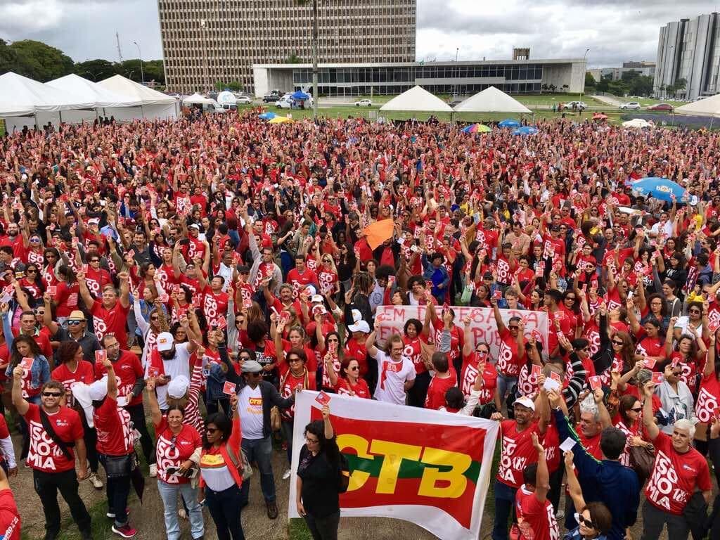 Greve de professores deixa 450 mil alunos sem aula no DF nesta quarta-feira