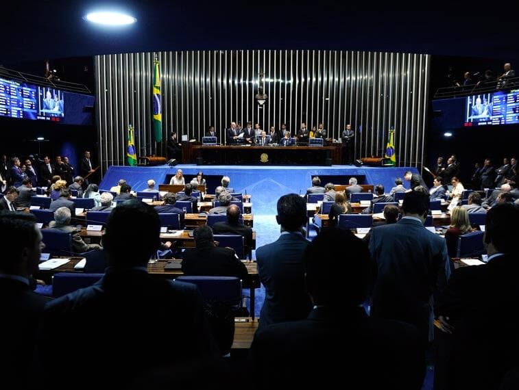 Senado deixa parentes de políticos fora de novo prazo da repatriação