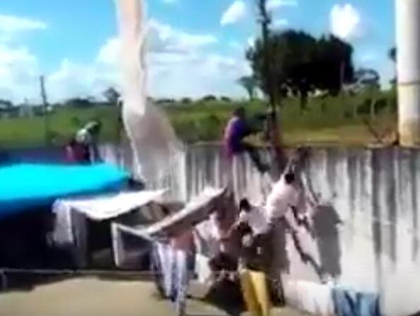 Vídeo flagra presos pulando o muro e fugindo de presídio em Goiás