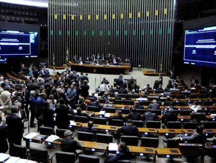 Câmara analisa medidas de proteção às mulheres e regras sobre partidos