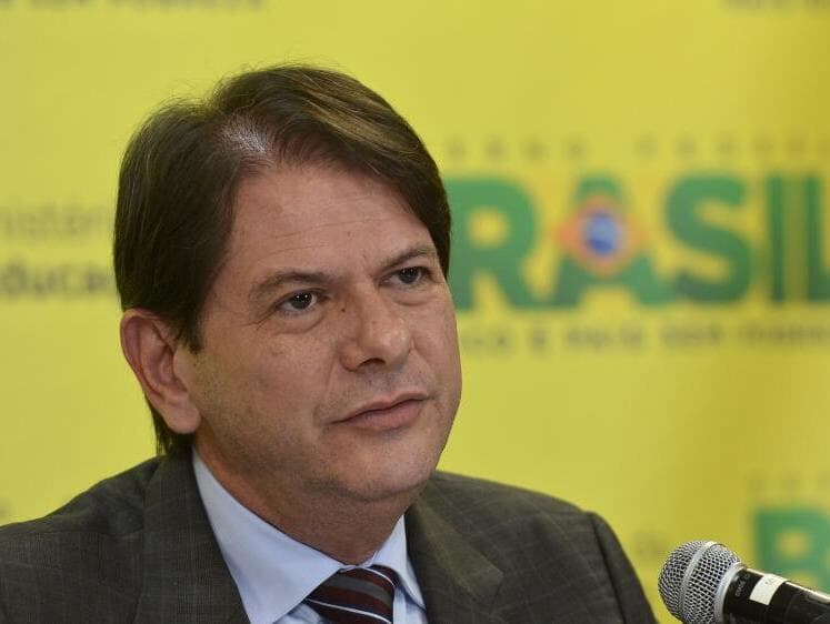 Justiça aceita denúncia e Cid Gomes se torna réu por improbidade