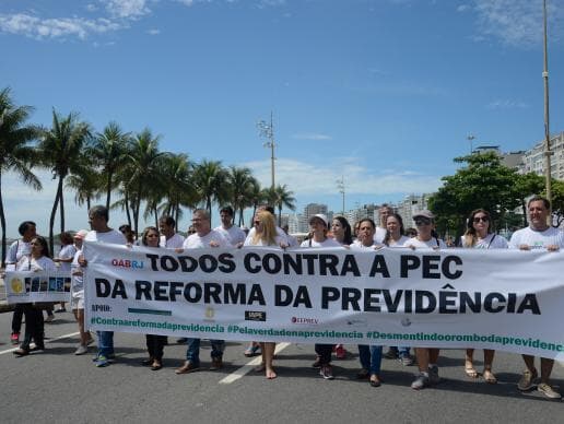 Manifestantes fazem ato contra reforma da Previdência na orla de Copacabana