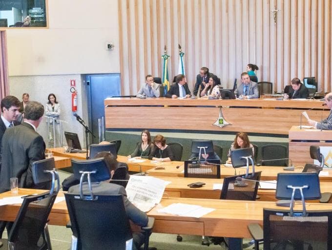 Joe Valle e Agaciel Maia largam na frente na corrida pela presidência da Câmara Legislativa