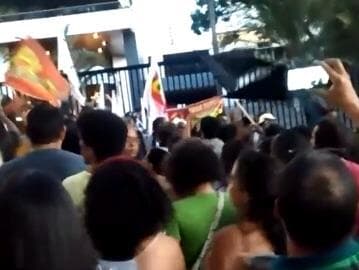 Manifestantes comemoram demissão de Geddel em frente à casa do ex-ministro; assista ao vídeo