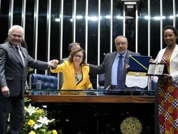 Protestos contra PEC do limite de gastos e cortes em políticas sociais marcam entrega de comenda