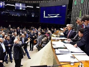 Protestos de deputados provocam adiamento de votação das dez medidas anticorrupção