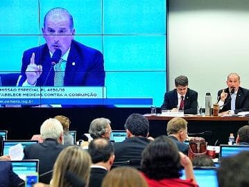 Com risco de anistia a caixa dois, deputados aprovam projeto anticorrupção; texto vai a plenário