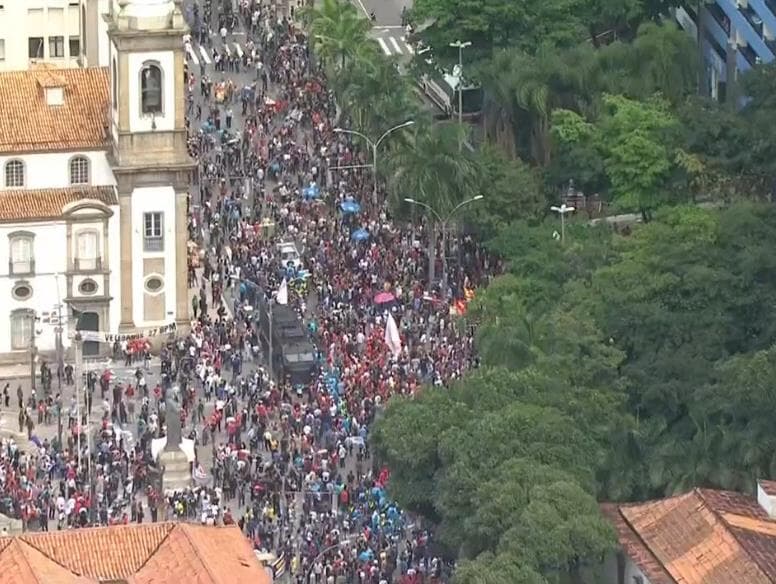 Servidores protestam contra pacote de cortes no RJ