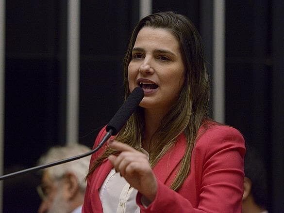 PR deve expulsar Clarissa Garotinho e dois deputados que votaram contra a PEC 241