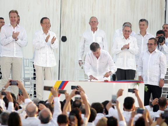 Colombianos rejeitam em plebiscito acordo de paz com as Farc