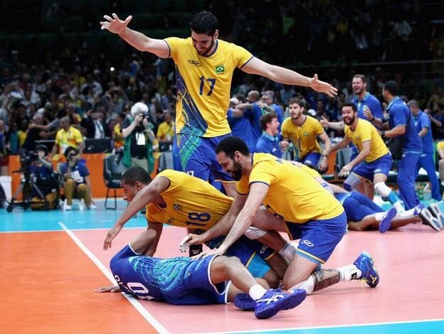 Seleção de vôlei vence Itália, conquista ouro e se torna tricampeã olímpica