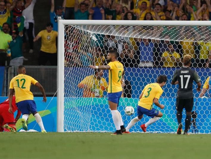 Futebol ganha ouro inédito e Brasil bate recorde