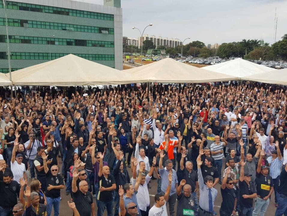 Mais de 700 policiais civis entregam cargos de chefia no Distrito Federal