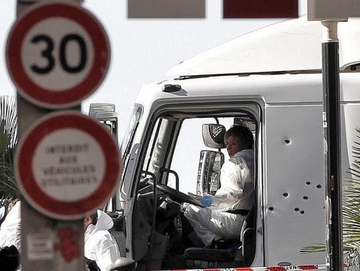 Ataque terrorista com caminhão deixa pelo menos 80 mortos na França