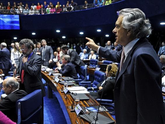 Vídeo: Lindbergh chama Caiado de cara de pau e democrata pede exame antidoping do petista