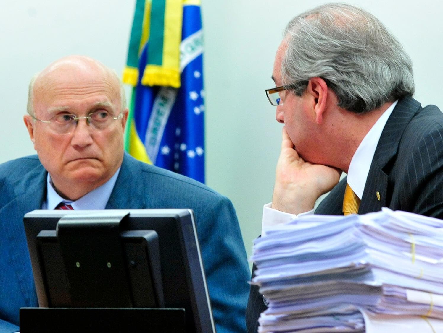 Vídeo: aos gritos de "vergonha", adversários protestam contra Cunha na CCJ