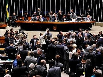 Câmara aprova urgência para projeto que altera regras do pré-sal